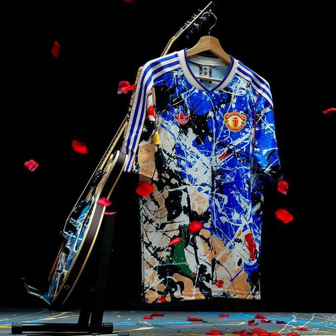 开云-曼联发布与石玫瑰乐队联名球衣，设计源自足球看台文化
