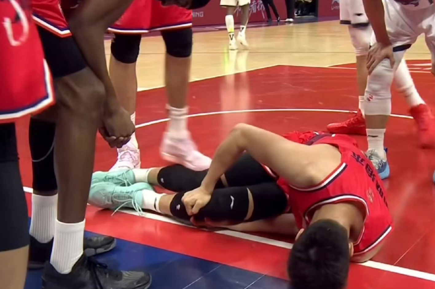 开云体育入口-看着心酸!郭艾伦膝伤倒地不起,一度仰天痛哭,但愿不是大伤!